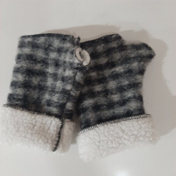 Beautiful Wool fingerless gloves made in Italy - Picture 7 of 10